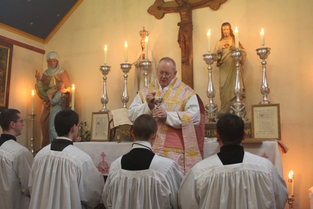 Paramentos rosa usados no domingo Gaudete, a alegria no meio do Advento