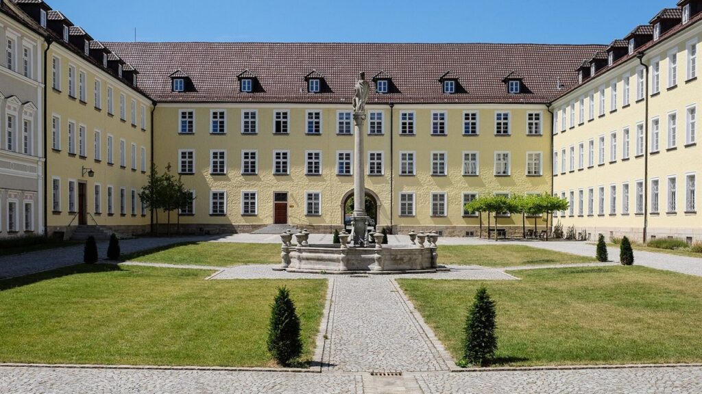 Pátio da Abadia de Metten, na Baviera, onde em 1647 se descobriu o sentido das letras da medalha
