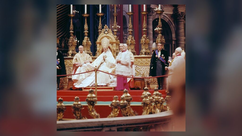 Paulo VI no trono diante do altar papal, durante o Concílio que conduziu e encerrou