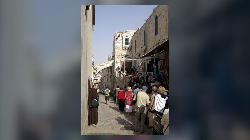 Peregrinos na primeira estação da Via Dolorosa em Jerusalém, o caminho que deu origem à Via Sacra