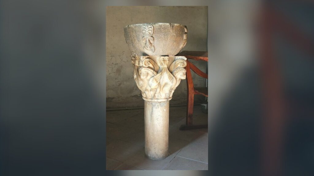 Pia de água benta românica do século XI, o sacramental usado com o sinal da cruz na entrada da igreja