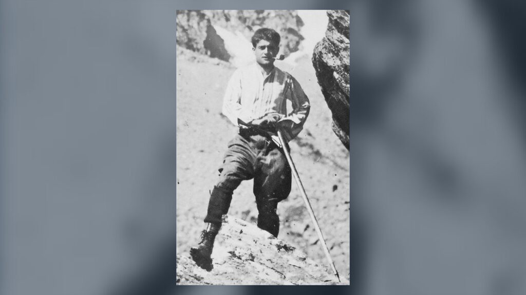 Pier Giorgio de piolet na mão durante uma escalada, a paixão pela montanha que inspirou o Verso l'alto