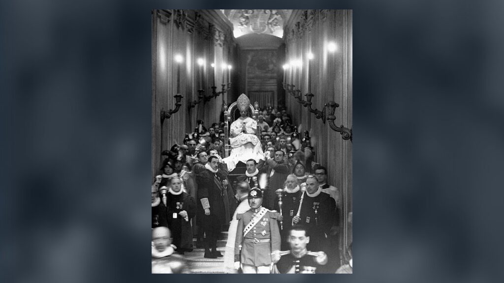 Pio XII na cadeira gestatória, o papa que reformou o jejum eucarístico em 1953 e 1957