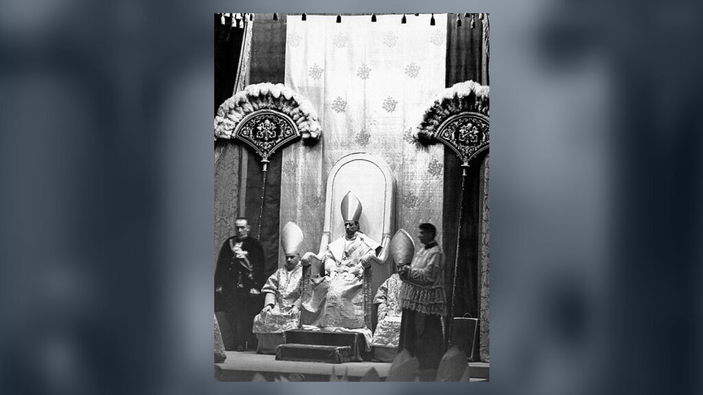 Pio XII no trono papal, o Papa que aprovou o Opus Dei em 1947 e 1950