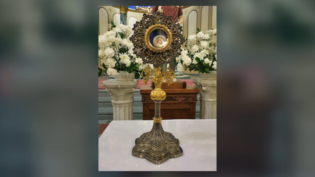 Relicário com relíquia de São Carlo Acutis exposto à veneração dos fiéis numa igreja paroquial