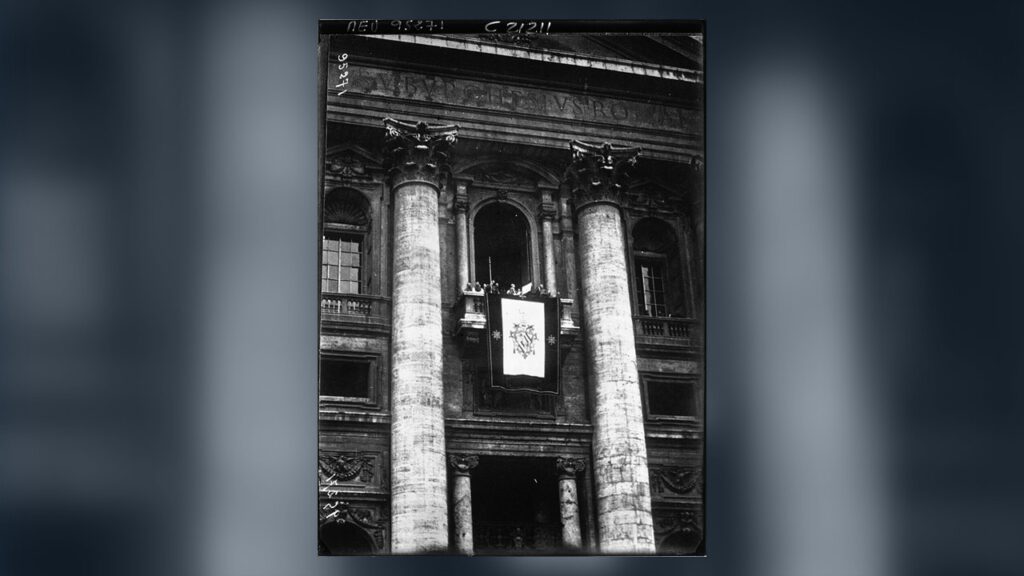 Sacada da Basílica de São Pedro onde Pio XI, recém-eleito, dá a primeira bênção ao povo