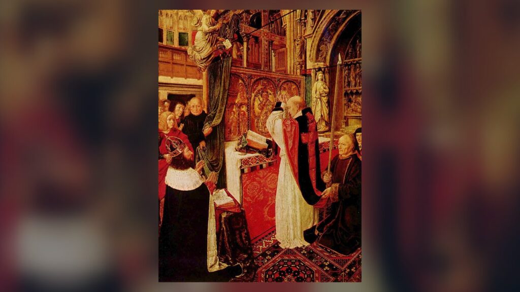 Sacerdote eleva a Hóstia consagrada diante do altar, o ponto alto da liturgia eucarística da Missa
