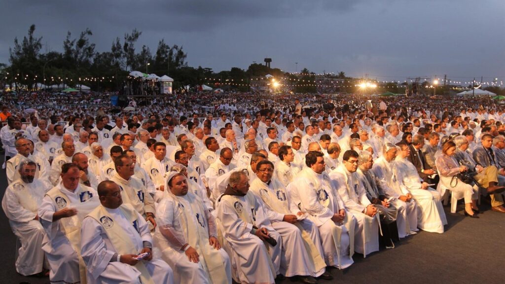 Sacerdotes e fiéis na Missa de beatificação de Irmã Dulce no Parque de Exposições de Salvador