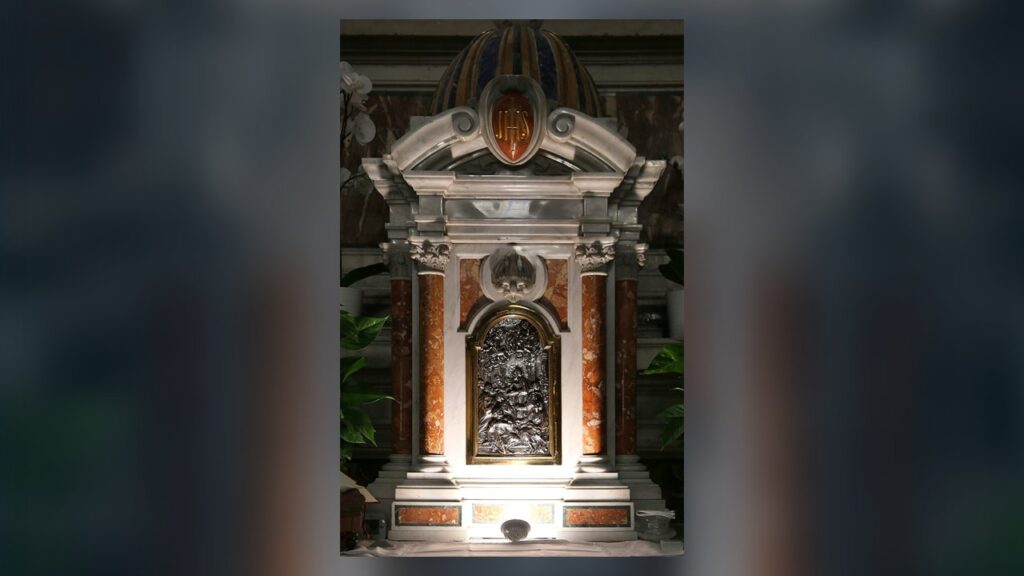 Sacrário de mármore no altar-mor, com a porta de prata onde se guarda a Eucaristia