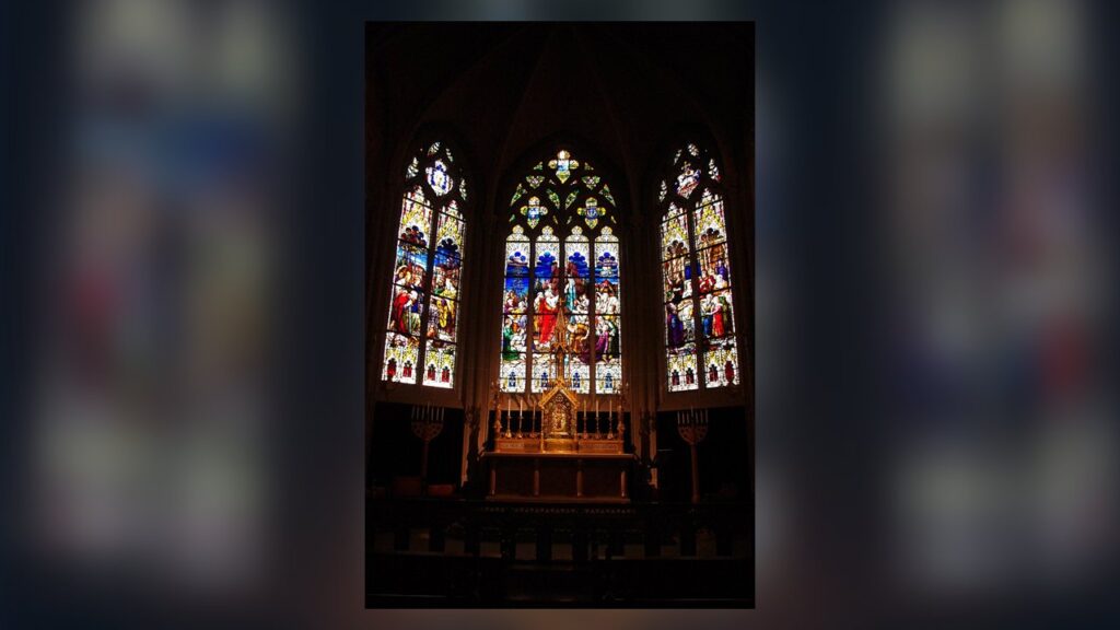 Sacrário no altar de uma capela do Santíssimo, lugar próprio para a adoração (IGMR 315)