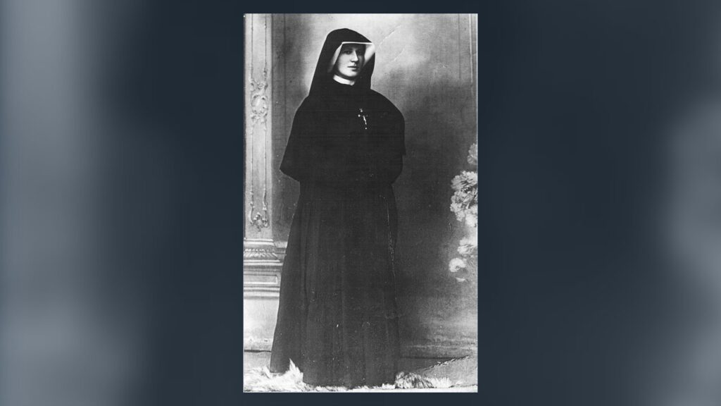 Santa Faustina Kowalska com o hábito das Irmãs de Nossa Senhora da Misericórdia, em Płock
