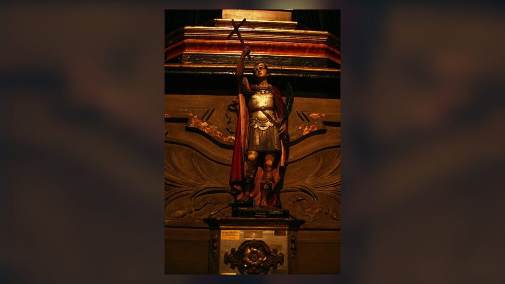Santo Expedito com a cruz erguida e a palma do martírio, na Conceição Velha em Lisboa