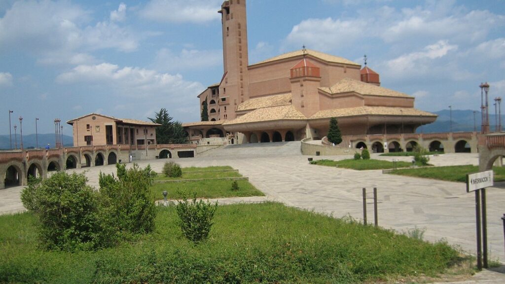 Santuário de Torreciudad, na Espanha, promovido por São Josemaria e confiado à prelazia do Opus Dei