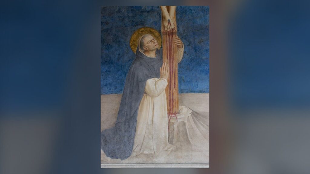 São Domingos de Gusmão, fundador dos dominicanos, ajoelhado aos pés da cruz com o hábito branco e a capa preta