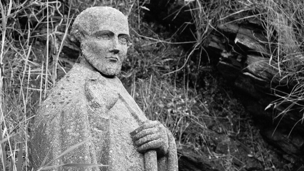 Estátua de São Gildas em Saint-Gildas-de-Rhuys, Bretanha