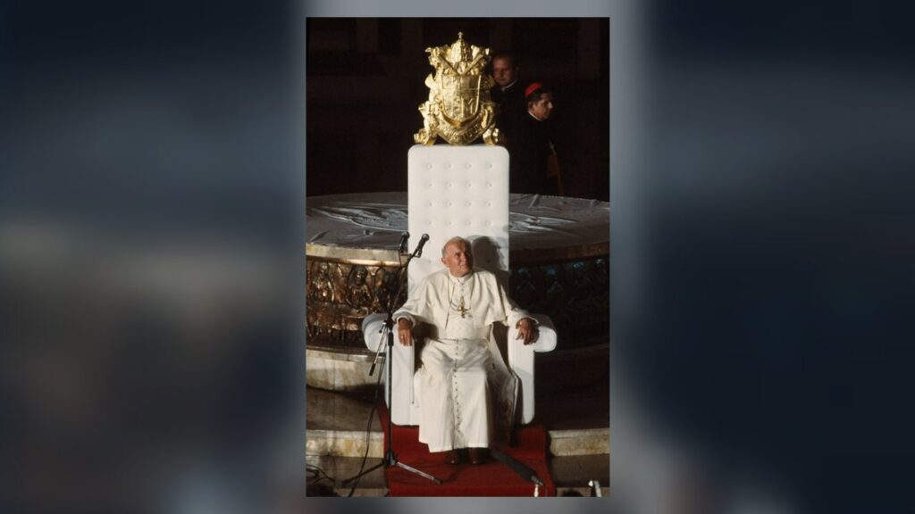 São João Paulo II, autor da constituição que rege a eleição do papa, sentado na catedral de Katowice