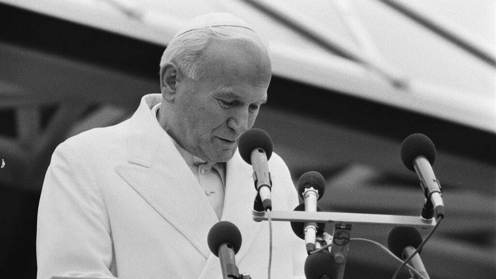 São João Paulo II discursa ao microfone; em 2000 ele expôs as condições morais dos transplantes