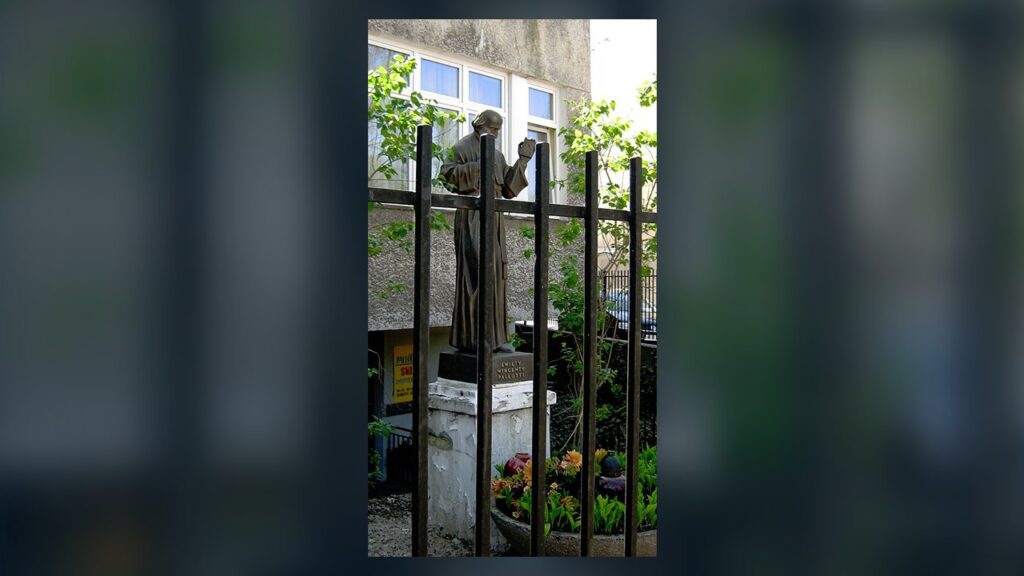 São Vicente Pallotti, estátua junto ao convento palotino de Varsóvia