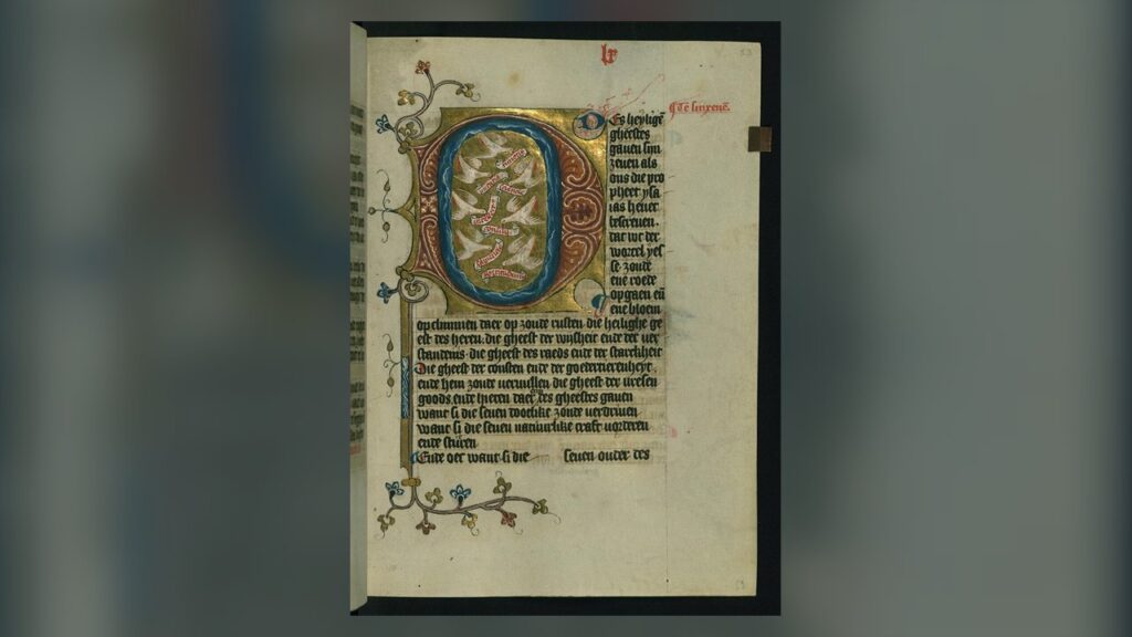 Sete pombas com os nomes dos sete dons do Espírito Santo, em inicial iluminada de um manuscrito medieval