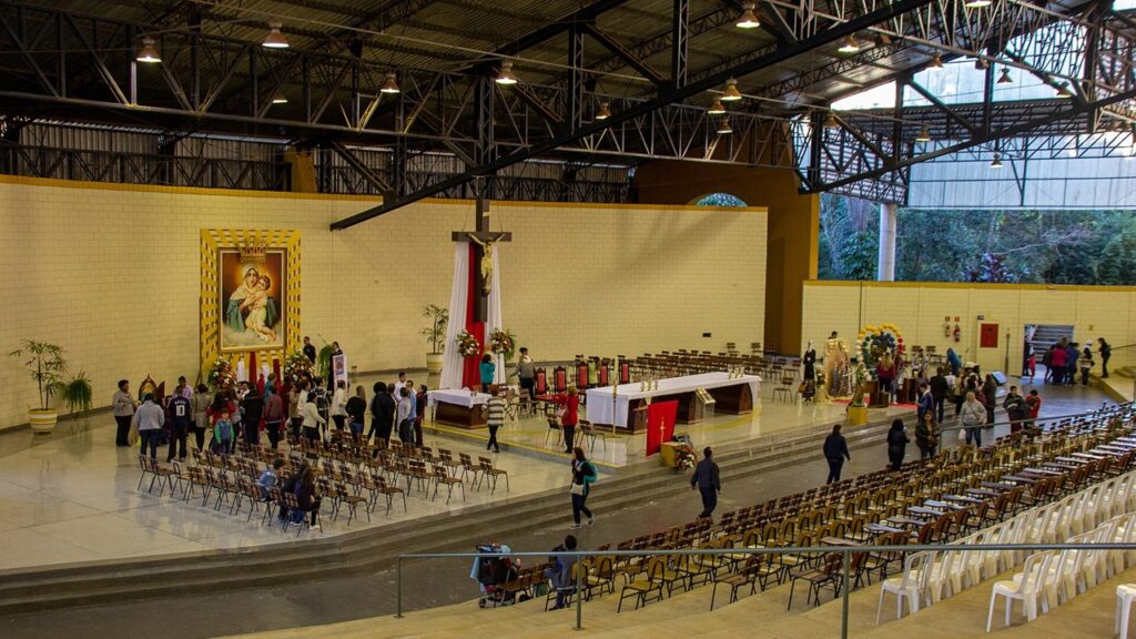 Tenda dos Peregrinos do Santuário de Schoenstatt em Atibaia, com o quadro da Mãe Rainha ao fundo