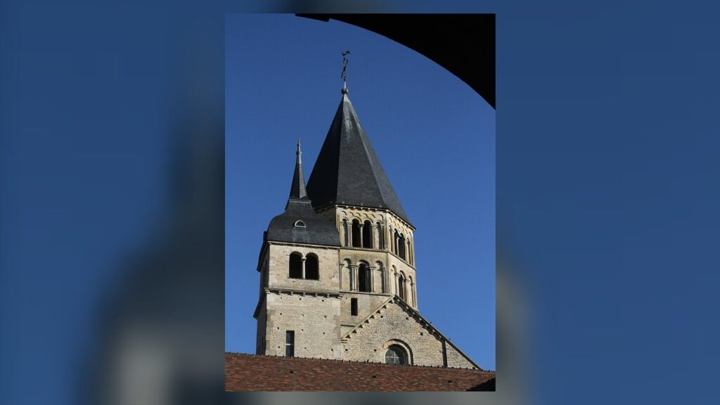 Torre românica da antiga igreja abacial de Cluny, centro da grande reforma beneditina iniciada em 910