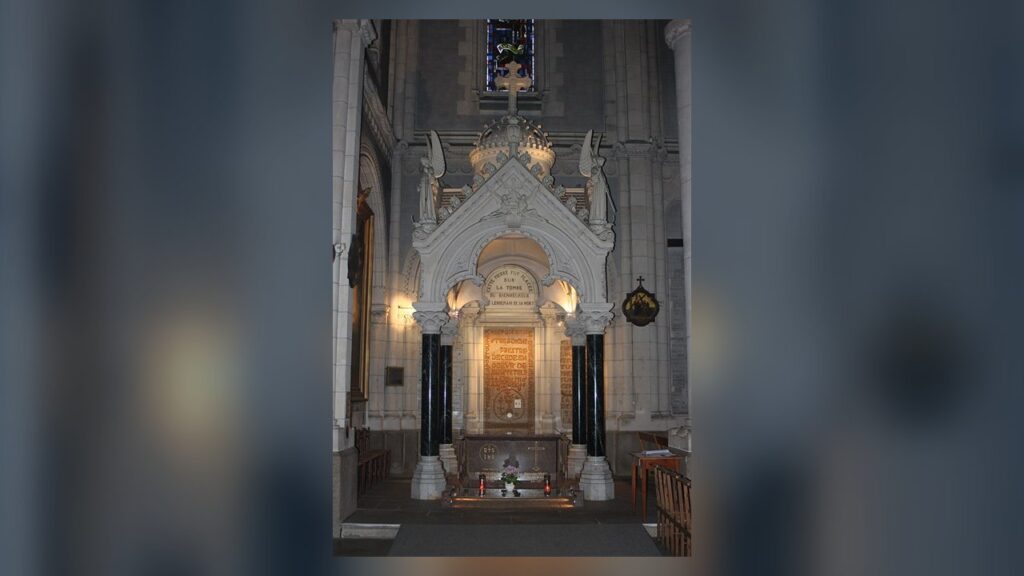 Túmulo de São Luís de Montfort na basílica de Saint-Laurent-sur-Sèvre, onde ele morreu em 1716