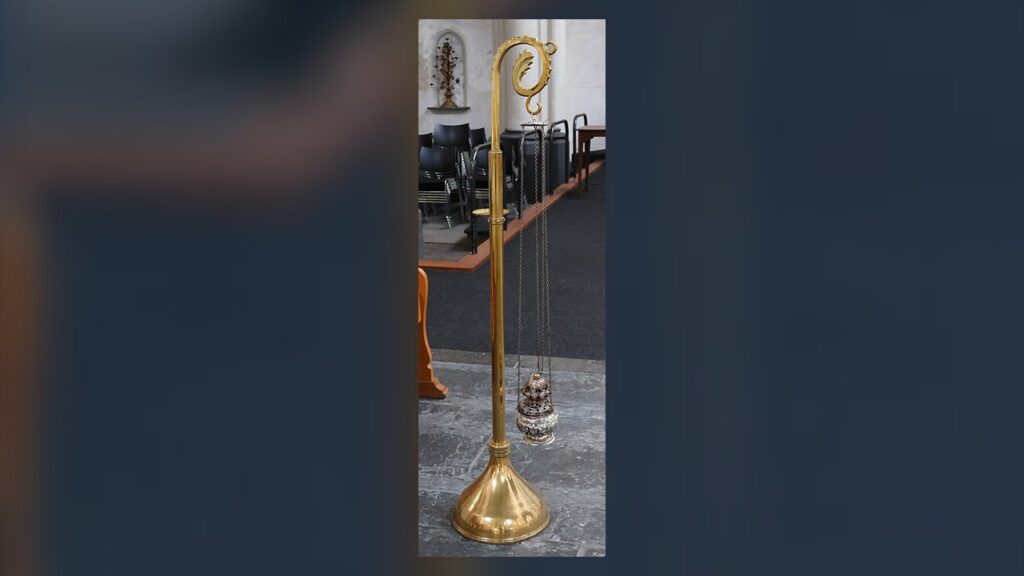 Turíbulo de prata pendurado no seu suporte de latão, pronto para a celebração