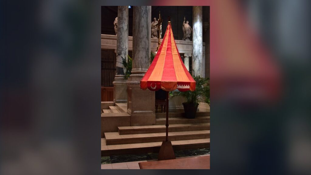 Umbráculo de seda vermelha e amarela, sinal tradicional de uma basílica menor