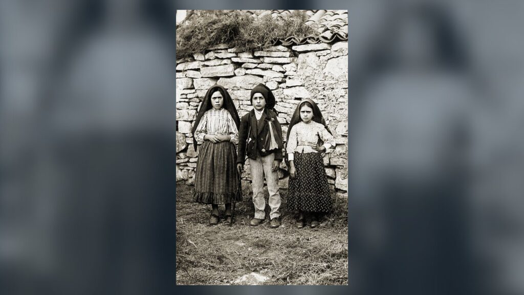 Lúcia, Francisco e Jacinta, os pastorinhos de Fátima, em 1917