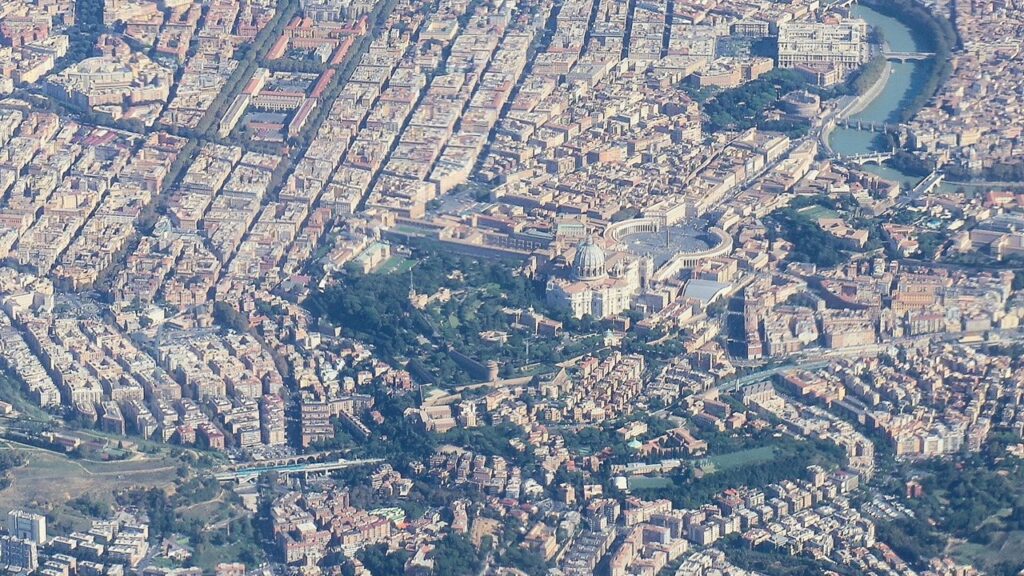 Vista aérea da Cidade do Vaticano, com a Basílica de São Pedro, a praça, os palácios e os jardins