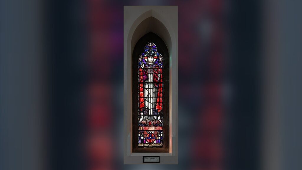 Vitral de Cristo Rei com o verso Tu Rex gloriae, Christe, início da segunda parte do Te Deum