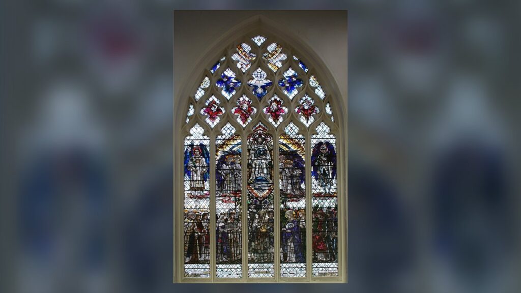 Vitral do Te Deum com anjos, apóstolos, profetas e mártires em volta de Cristo, como no hino